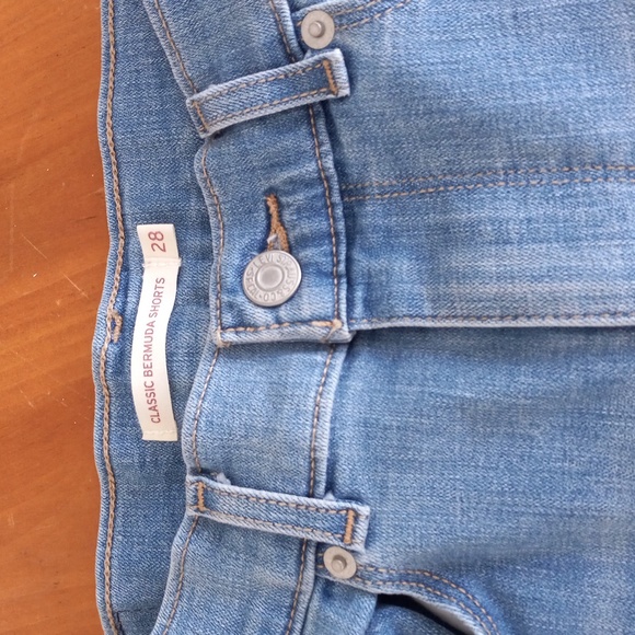 Womans Levi's Bermuda shorts Size 28 - Picture 2 of 4